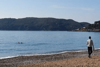 Sezona kupanja u Bečićima još uvijek nije završena (VIDEO) Sezona kupanja u Bečićima još uvijek nije završena (VIDEO)