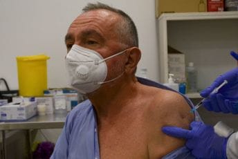 Radulović i Bošnjak primili treću dozu: Vakcinacija je civilizacijski čin Radulović i Bošnjak primili treću dozu: Vakcinacija je civilizacijski čin