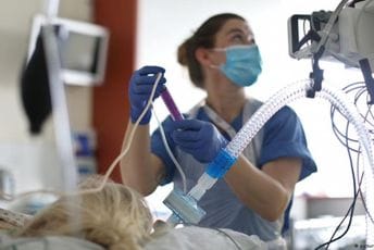 Dojče vele: Umiru i vakcinisani, ali desetak puta rjeđe Dojče vele: Umiru i vakcinisani, ali desetak puta rjeđe