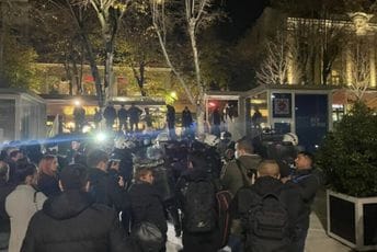Aktivisti na protestu traže da se mural Mladiću prekreči, otkazana šetnja zbog grupe desničara Aktivisti na protestu traže da se mural Mladiću prekreči, otkazana šetnja zbog grupe desničara