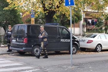 U sukobima u Mostaru povrijeđena dvojica policajaca, jedan mladić životno ugrožen U sukobima u Mostaru povrijeđena dvojica policajaca, jedan mladić životno ugrožen