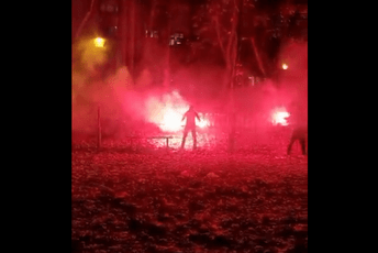 Ženama u crnom otet i spaljen transparent posvećen Srebrenici (VIDEO) Ženama u crnom otet i spaljen transparent posvećen Srebrenici (VIDEO)