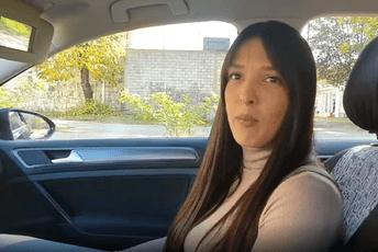 Mlada instruktorka ruši predrasude o ženama za volanom Mlada instruktorka ruši predrasude o ženama za volanom