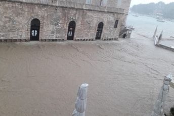 Hvar pod vodom, u kvaru komunikacije, gorio i krov kuće: Za dan palo više kiše nego tokom čitavog mjeseca Hvar pod vodom, u kvaru komunikacije, gorio i krov kuće: Za dan palo više kiše nego tokom čitavog mjeseca