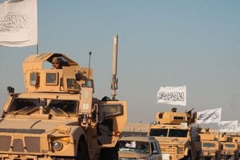 Vojna parada talibana: Defilovali u američkim vozilima i ruskim helikopterima Vojna parada talibana: Defilovali u američkim vozilima i ruskim helikopterima