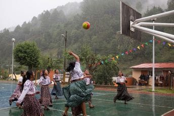 Indijansko pleme iz nepristupačnih planina opsjednuto košarkom (FOTO) Indijansko pleme iz nepristupačnih planina opsjednuto košarkom (FOTO)