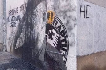 Bačena crna farba na mural Ratku Mladiću Bačena crna farba na mural Ratku Mladiću