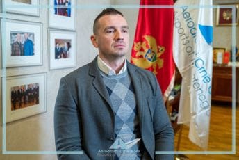 Radulović: Neka nikome ne pada na pamet da pruža šape ka crnogorskom nebu Radulović: Neka nikome ne pada na pamet da pruža šape ka crnogorskom nebu