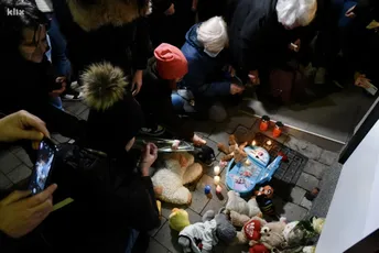Sarajevo: Emotivne scene, građani ispred klinike u kojoj je operisana malena Džena ostavljaju igračke Sarajevo: Emotivne scene, građani ispred klinike u kojoj je operisana malena Džena ostavljaju igračke