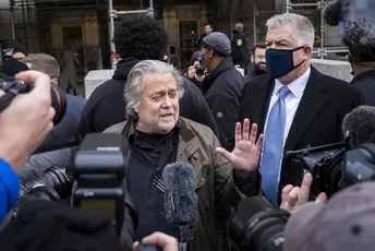 Trampov saradnik se predao FBI-u kako bi se suočio s optužbama za nepoštovanje Kongresa Trampov saradnik se predao FBI-u kako bi se suočio s optužbama za nepoštovanje Kongresa