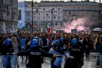 Italija: Policija pretresla domove ekstremista iz antivakserskog pokreta Italija: Policija pretresla domove ekstremista iz antivakserskog pokreta