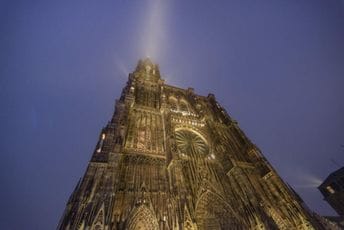 Muškarac se zapalio pred katedralom u Strazburu Muškarac se zapalio pred katedralom u Strazburu