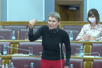 Vuksanović-Stanković: Kakvo licemjerje, samo prije koji dan Abazović je vrištao sa bine - dajte izbore Vuksanović-Stanković: Kakvo licemjerje, samo prije koji dan Abazović je vrištao sa bine - dajte izbore