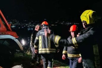 Vatrogasci izvukli muškarca iz provalije, auto bio signal da nešto nije u redu Vatrogasci izvukli muškarca iz provalije, auto bio signal da nešto nije u redu