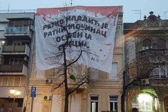 "Uostalom j*** mu ja mater": Na zgradi u Novom Sadu istakli poruku o Ratku Mladiću "Uostalom j*** mu ja mater": Na zgradi u Novom Sadu istakli poruku o Ratku Mladiću