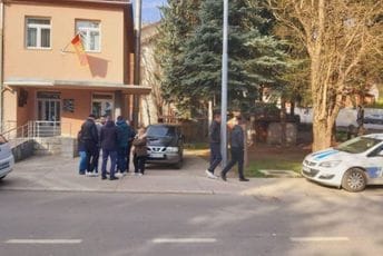 Policija čuva prilaze zgradi MUP-a, Ašanin će prekršajno odgovarati Policija čuva prilaze zgradi MUP-a, Ašanin će prekršajno odgovarati