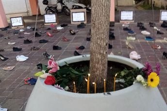 Tužna slika sa Rimskog trga, performans građana zbog epidemiološke situacije (VIDEO)