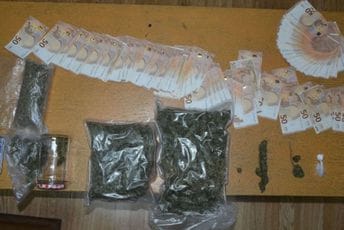 Bar: Pronađena droga i novac, uhapšena jedna osoba zbog ulične prodaje narkotika Bar: Pronađena droga i novac, uhapšena jedna osoba zbog ulične prodaje narkotika