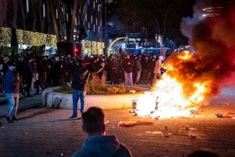 Haos u Roterdamu: Gore automobili, policija pucala, dvije osobe povrijeđene Haos u Roterdamu: Gore automobili, policija pucala, dvije osobe povrijeđene