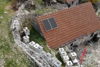 Cetinje: Počelo postavljanje 25 solarnih panela za seoska domaćinstva Cetinje: Počelo postavljanje 25 solarnih panela za seoska domaćinstva