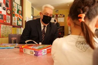 Krivokapić posjetio Dječji dom u Bijeloj: Obaveza svih nas je da djeca rastu srećna Krivokapić posjetio Dječji dom u Bijeloj: Obaveza svih nas je da djeca rastu srećna