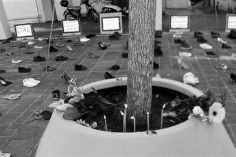 Koga je zabolio performans kojim je odata pošta za 2.231 preminulu osobu od korone u CG Koga je zabolio performans kojim je odata pošta za 2.231 preminulu osobu od korone u CG