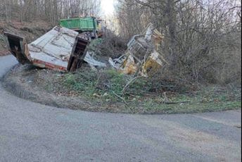 Nova mašina Rudnika uglja Pljevlja prevrnuta kod sela Crljenice Nova mašina Rudnika uglja Pljevlja prevrnuta kod sela Crljenice