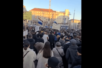 Demonstranti u Zagrebu pokušali da uđu u zgradu HRT-a, napadnuti novinari Demonstranti u Zagrebu pokušali da uđu u zgradu HRT-a, napadnuti novinari