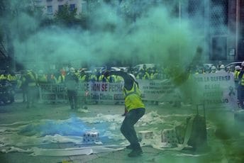 Sukob policije i "Žutih prsluka" u Parizu, ima povrijeđenih Sukob policije i "Žutih prsluka" u Parizu, ima povrijeđenih