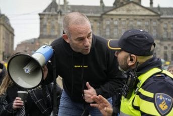 Holandska policija uhapsila više od 30 ljudi u neredima tokom antikovid protesta Holandska policija uhapsila više od 30 ljudi u neredima tokom antikovid protesta