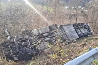Kamion sletio sa puta Berane - Bijelo Polje Kamion sletio sa puta Berane - Bijelo Polje