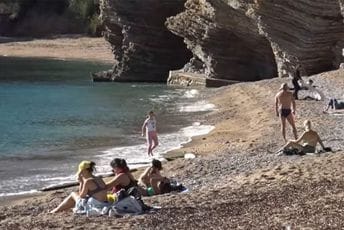 Iako odmiče i novembar, na budvanskim plažama i dalje se sunčaju (VIDEO) Iako odmiče i novembar, na budvanskim plažama i dalje se sunčaju (VIDEO)