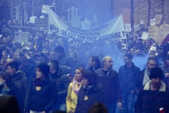 Brisel: Na protestu protiv mjera bacali dimne bombe Brisel: Na protestu protiv mjera bacali dimne bombe