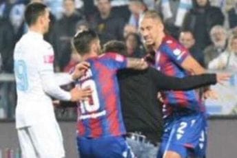 Divljanje na jadranskom derbiju: Navijači upadali u teren, napadali igrače, jedan nokautiran Divljanje na jadranskom derbiju: Navijači upadali u teren, napadali igrače, jedan nokautiran