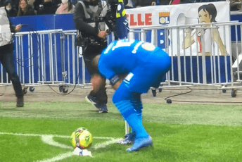 Derbi prekinut, Paje pao pošto su ga navijači pogodili flašom u glavu (VIDEO) Derbi prekinut, Paje pao pošto su ga navijači pogodili flašom u glavu (VIDEO)