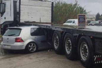 Automobil podletio pod kamion, povrijeđene dvije osobe Automobil podletio pod kamion, povrijeđene dvije osobe