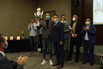 Dirljivo obraćanje predsjednika POK Filipu Radoviću: Fika, sine, imao si se rašta roditi Dodjela pehara i zahvalnica