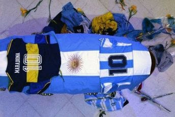 Maradona sahranjen bez srca jer su navijači htjeli da ga ukradu Maradona sahranjen bez srca jer su navijači htjeli da ga ukradu