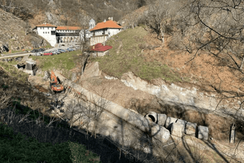 Radovi ispred manastira: Rudnik angažovao mehanizaciju, lokalna uprava neupućena Radovi ispred manastira: Rudnik angažovao mehanizaciju, lokalna uprava neupućena