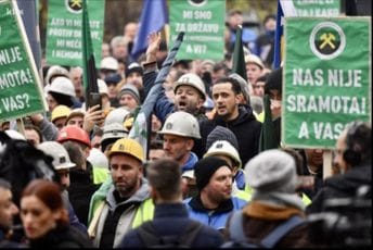 Napeto ispred Vlade FBiH: Rudari bijesni na ministra koji je izašao da se obrati, stigli i specijalci Napeto ispred Vlade FBiH: Rudari bijesni na ministra koji je izašao da se obrati, stigli i specijalci