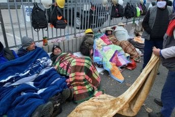 Rudari u Sarajevu noć proveli pod vedrim nebom, ne odustaju od svojih zahtjeva Rudari u Sarajevu noć proveli pod vedrim nebom, ne odustaju od svojih zahtjeva