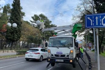 Novi ukrasi i prozračne 2D i 3D kugle na ulicama Podgorice Novi ukrasi i prozračne 2D i 3D kugle na ulicama Podgorice