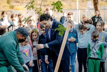 Abazović: Svaki učenik na Barutani od danas ima svoje drvo Abazović: Svaki učenik na Barutani od danas ima svoje drvo
