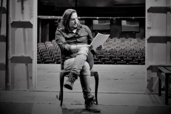 Kožni mantili i svetosavske starlete Kožni mantili i svetosavske starlete