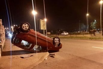 Podgorica: Automobil završio na krovu Podgorica: Automobil završio na krovu