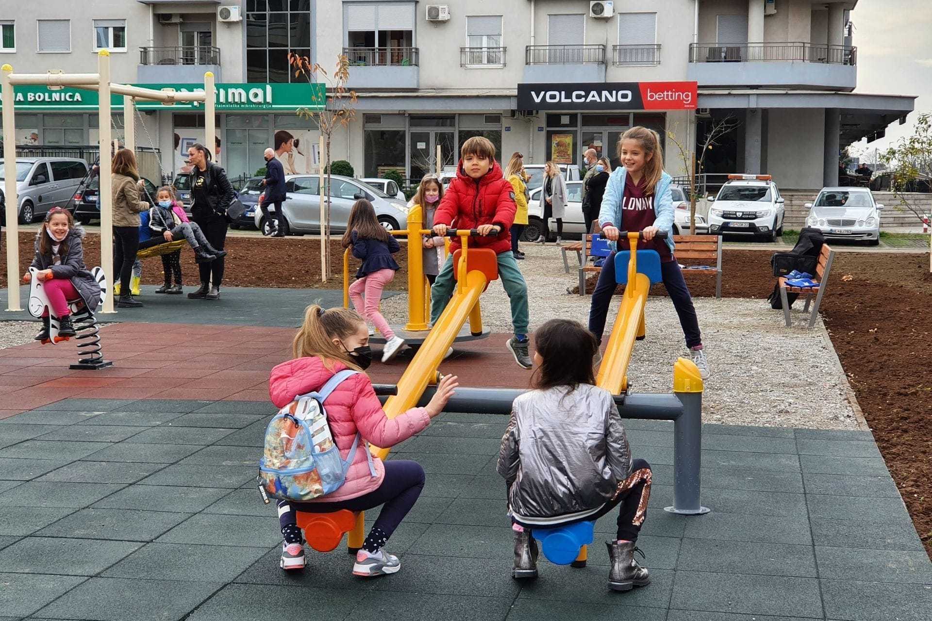 Fotografija 1: I najmlađi stanovnici Ulice 4. jula dobili su prostor za igru i druženje