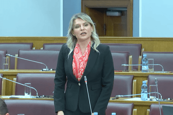 Makar uzeli barjak i krenuli pred narod, nećemo vam dati Crnu Goru Makar uzeli barjak i krenuli pred narod, nećemo vam dati Crnu Goru