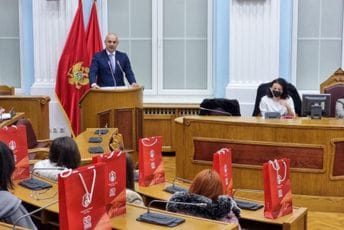 Mlade uključiti u donošenje odluka Mlade uključiti u donošenje odluka