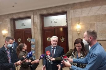 Ako mene bije glas da pijem, moje ćerke ne piju Ako mene bije glas da pijem, moje ćerke ne piju