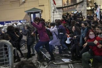 Turska policija suzavcima prekinula demonstracije žena (VIDEO) Turska policija suzavcima prekinula demonstracije žena (VIDEO)